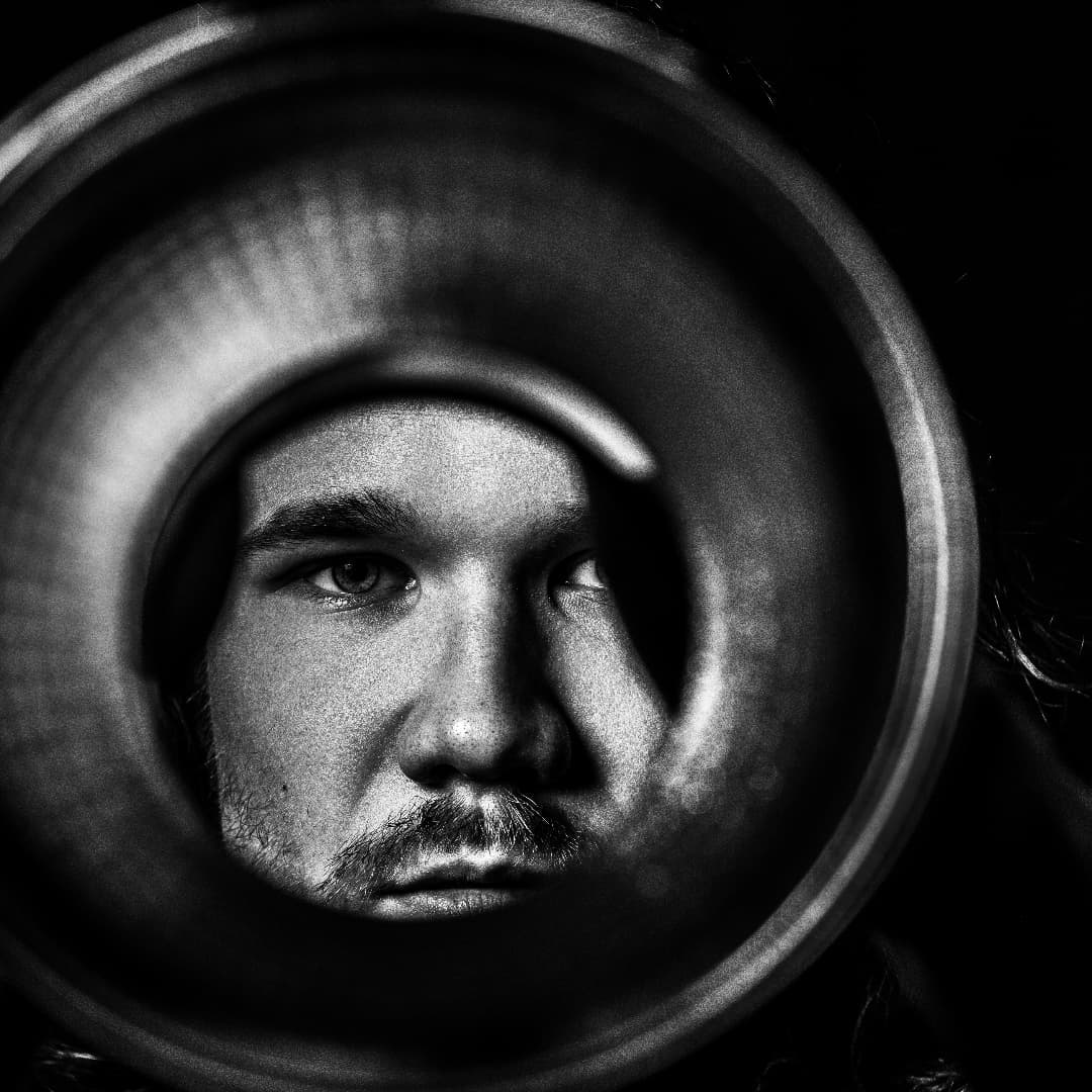 It's been a long year - here's looking forward to 2022. Have a good one ✌🙏📷: @unmaskphotography#blackandwhite #bw #portrait #portraitphotography #light #circle #eye #musician #musiciansofinstagram #newyear #newbeginnings